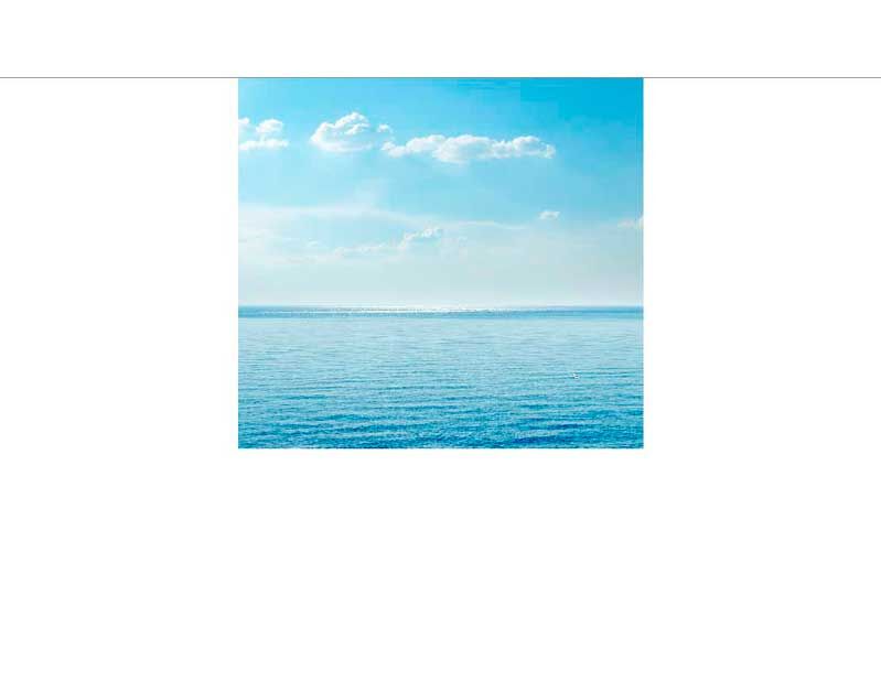 Ruhige Meereslandschaft mit blauem Wasser und leicht bewölktem Himmel