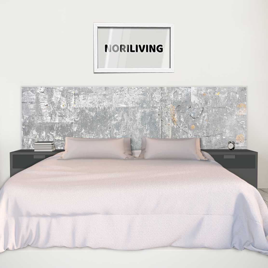 im Schlafzimmer eingebaute Bettrückwand mit Motiv Grunge graue Metallwand 436