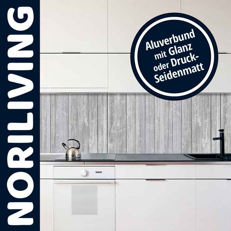Weiße Küche mit Noriliving Wandpaneel in Aluverbund. Wasserkocher auf Herd.