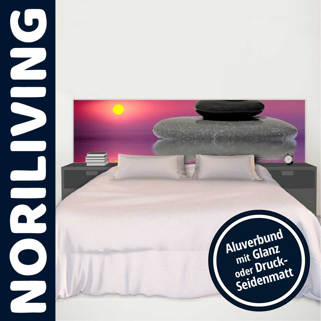 Bett mit Fototapete von Zen-Steinen und Sonnenuntergang in einem Noriliving Schlafzimmer, mit der Aufschrift 'Aluverbund mit Glanz oder Druck-Seidenmatt'.