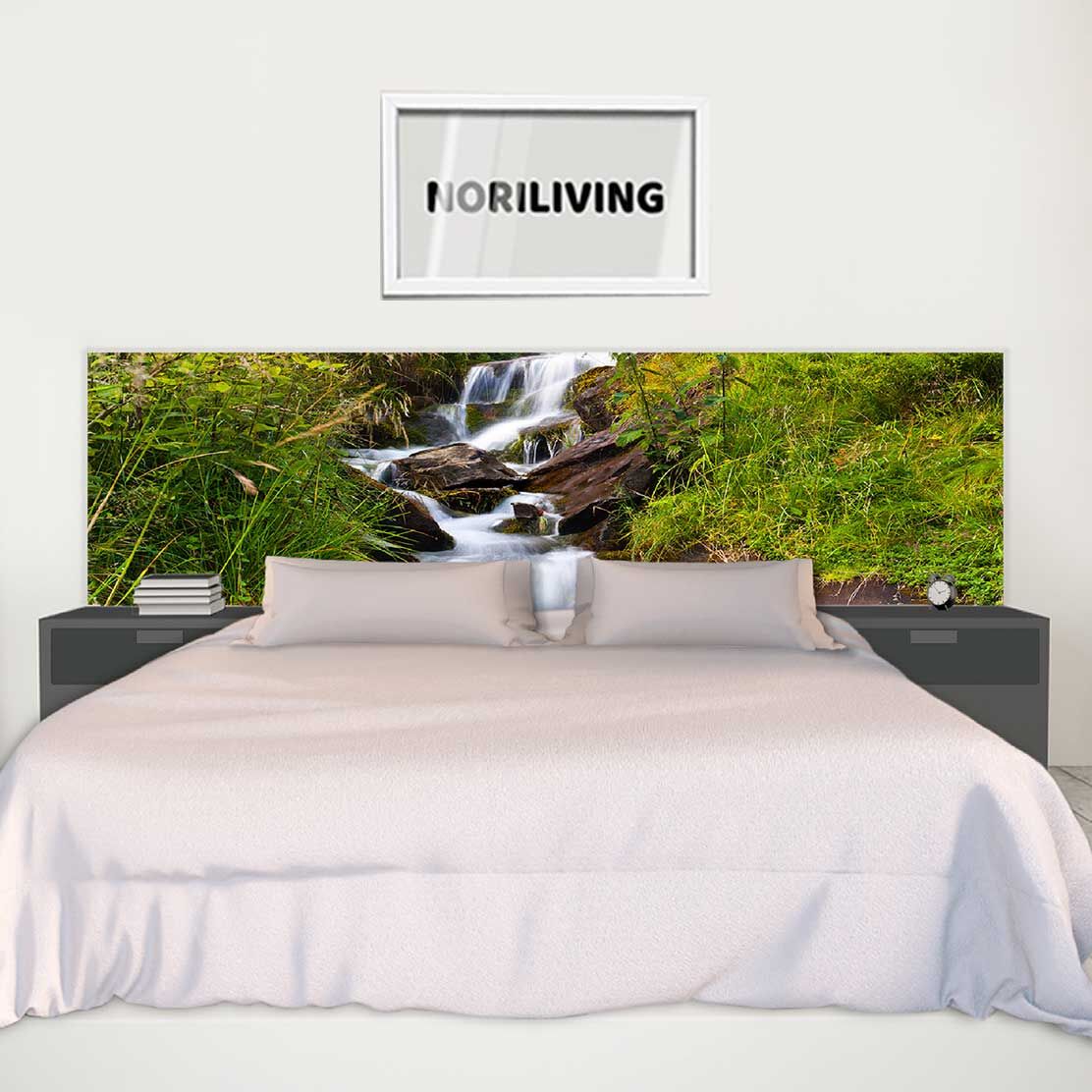 im Schlafzimmer eingebaute Bettrückwand mit Motiv kleiner natürlicher Quellwasserfall in Bergen 108