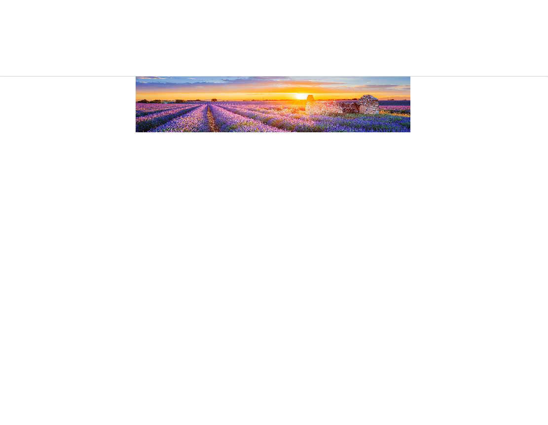 Weitläufiges Lavendelfeld mit einem alten Steinhaus im Vordergrund während eines farbenfrohen Sonnenuntergangs