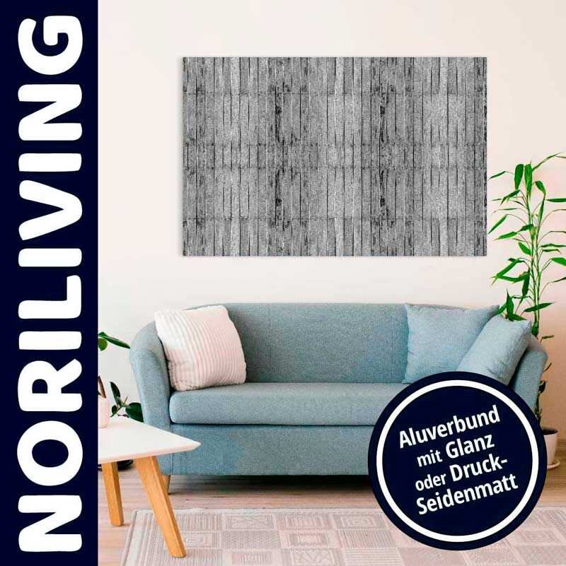 Wohnzimmer mit blauer Couch und NORILIVING Wandbild aus Aluverbund, in Glanz oder Druck-Seidenmatt
