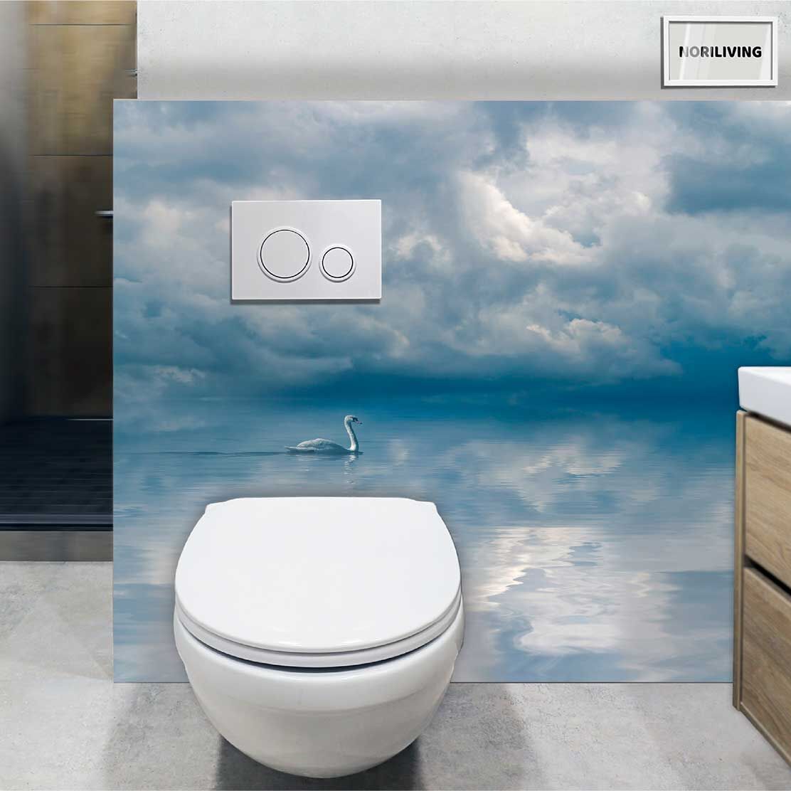 im WC eingebaute Toilettenrückwand mit Motiv anmutiger Schwan vor bewölktem Himmel 157