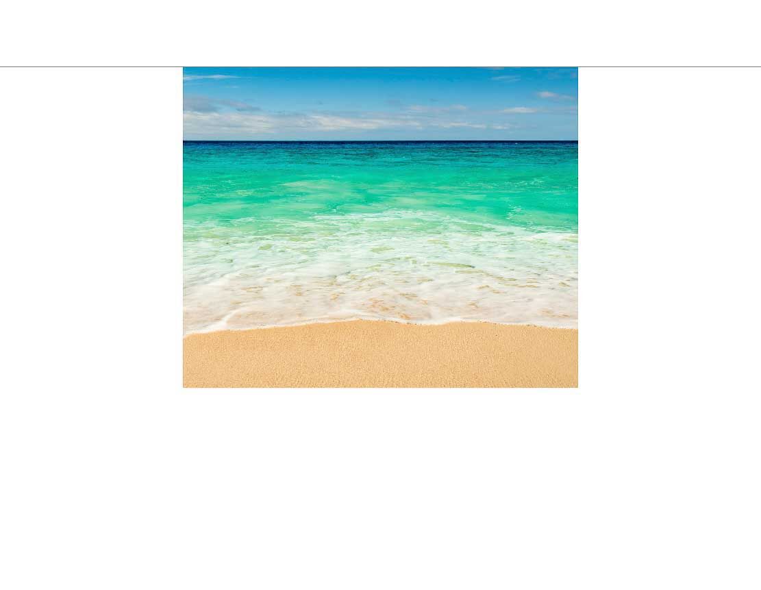 Idyllischer Strand mit klarem blauem Meerwasser und feinem goldgelbem Sand