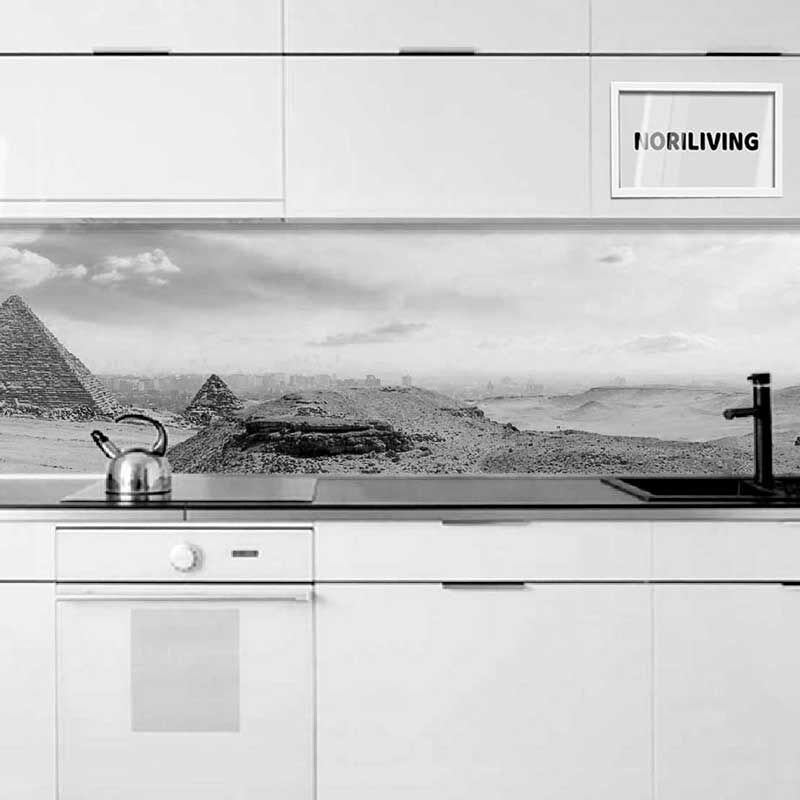 Küche mit schwarz-weißer Wandverkleidung, die Pyramiden zeigt, und einem Edelstahl-Wasserkocher auf der Arbeitsfläche
