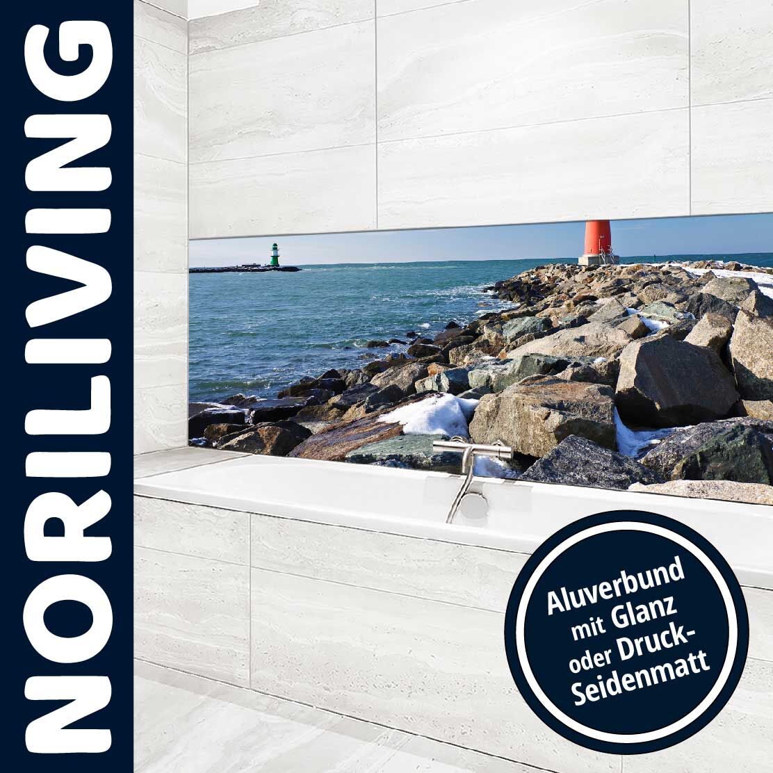 Modernes Badezimmer mit Noriliving Wandpaneel, das eine Küstenszene zeigt, erhältlich in Glanz oder Druck-Seidenmatt Finish