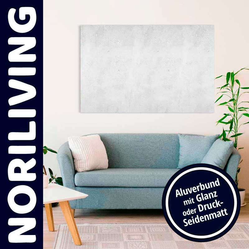 NORILIVING Aluverbund-Wandbild über einem blauen Sofa in einem stilvollen Wohnzimmer mit Pflanzen und einem Beistelltisch