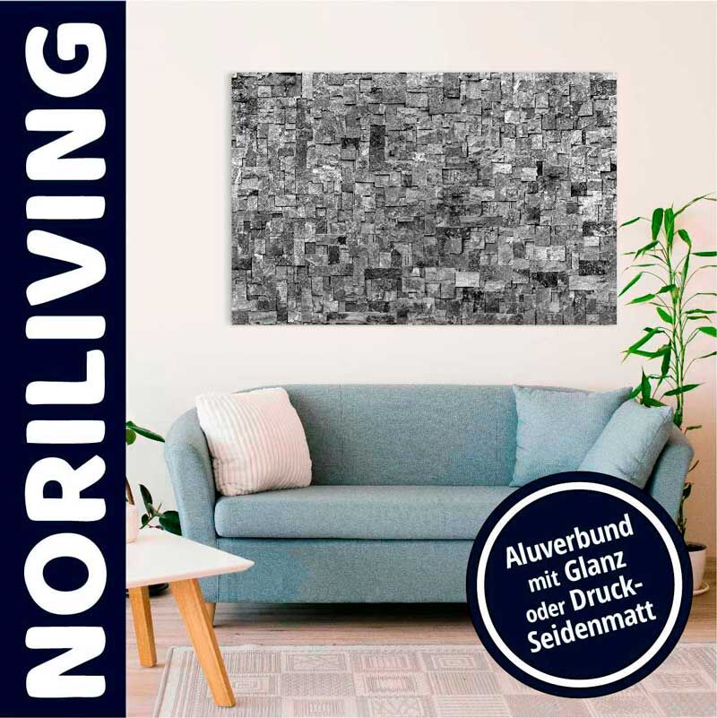 Wohnzimmer mit blauem Sofa, dekoriert mit einem großen, grauen Aluverbund-Wandbild, das in Glanz oder Druck-Seidenmatt erhältlich ist.