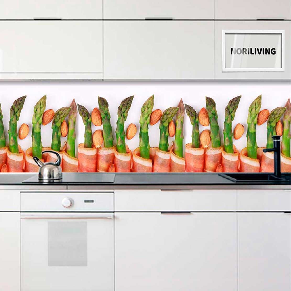 Küchenrückwand mit dekorativem Spargel und Mandeln in einer modernen Küche