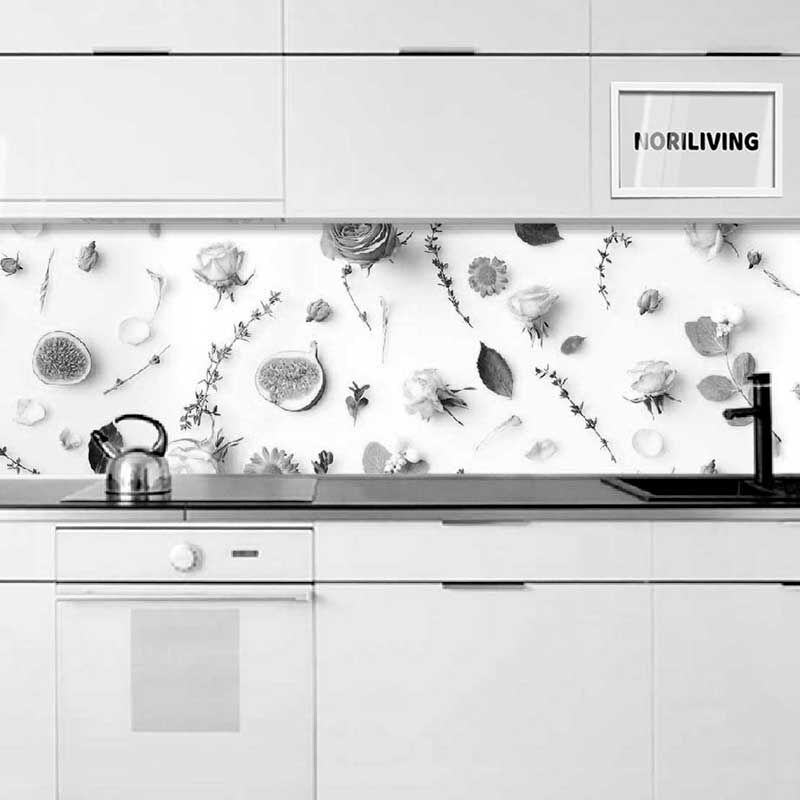 Schwarz-weiße Küche mit floralem Wandmotiv und modernen Schränken