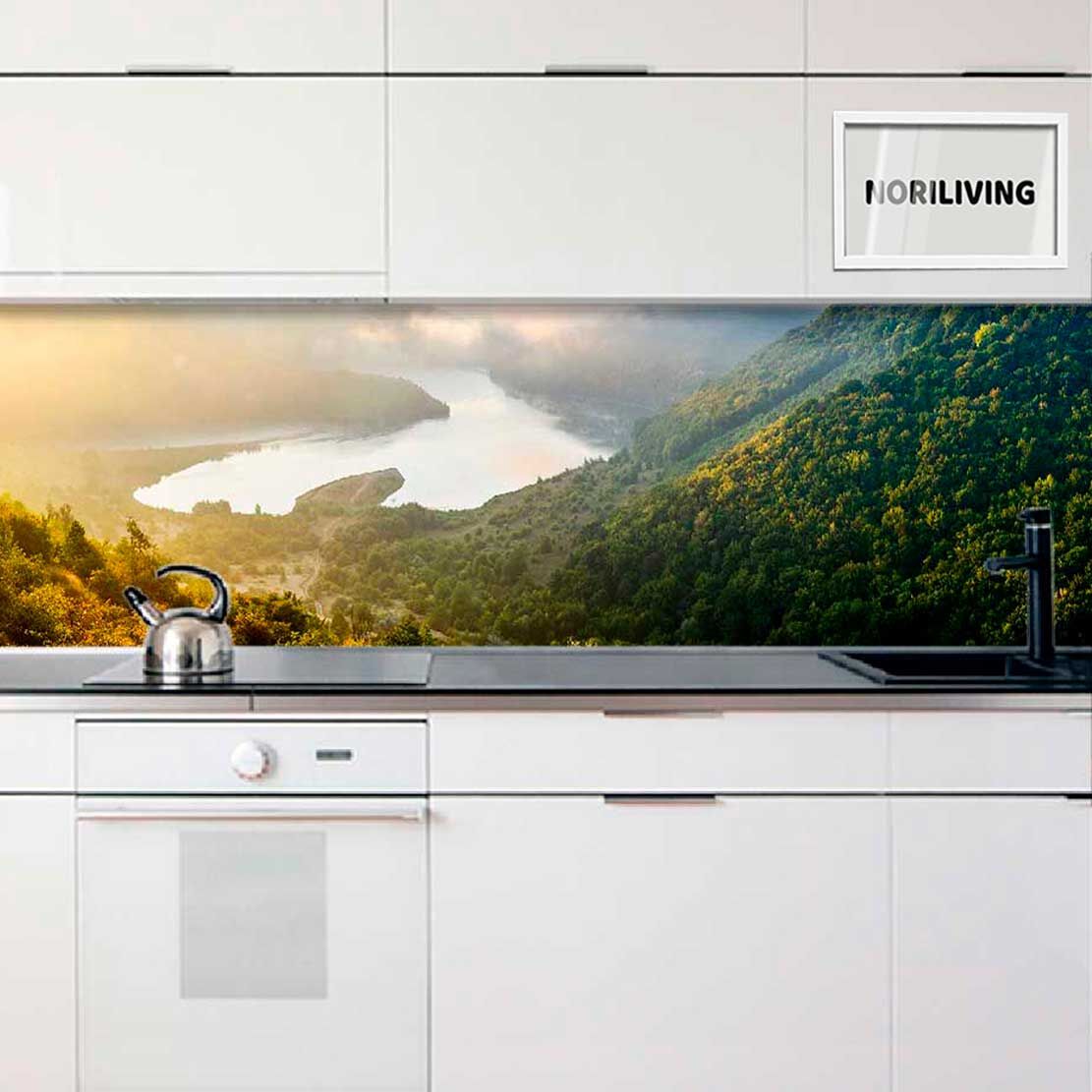 Moderne Küche mit weißem Küchenschrank und Landschaftsdekor mit Flussblick