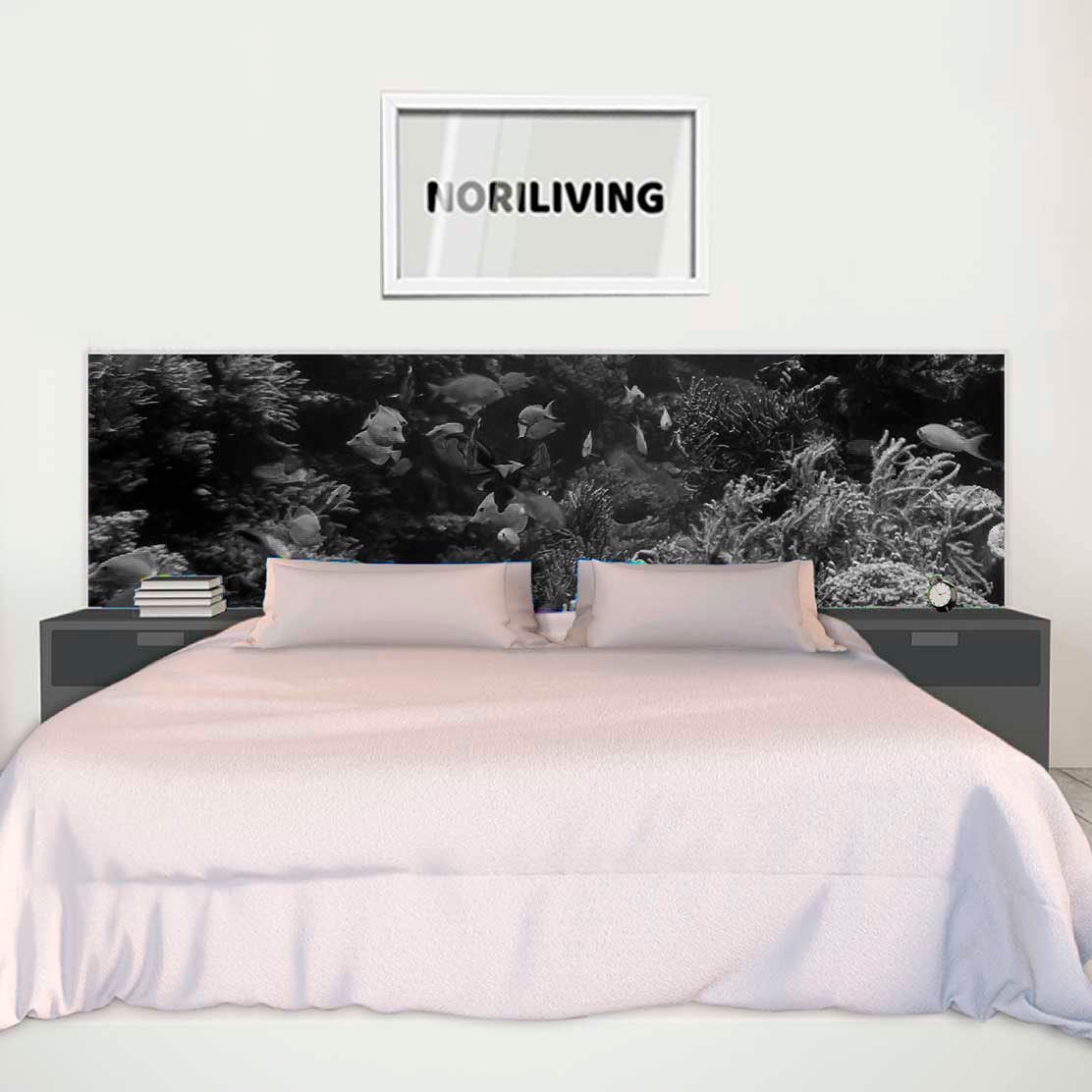 im Schlafzimmer eingebaute Bettrückwand mit Motiv Unterwasserwelt 907 schwarz-weiß