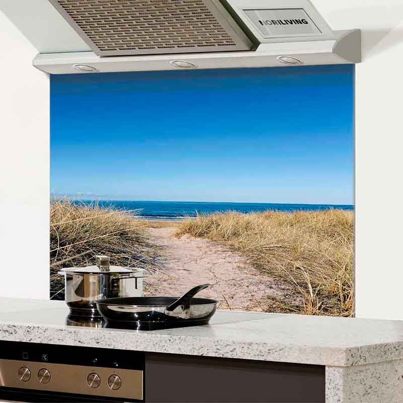 Küchenrückwand mit Bild eines Pfades zum Meer, flankiert von Dünen und blauem Himmel