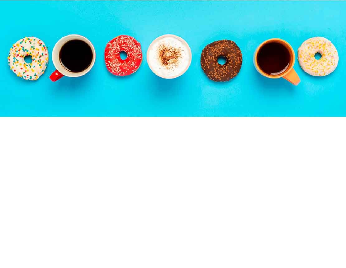 Verschiedene Donuts mit Zuckerguss neben Tassen Kaffee auf blauem Untergrund