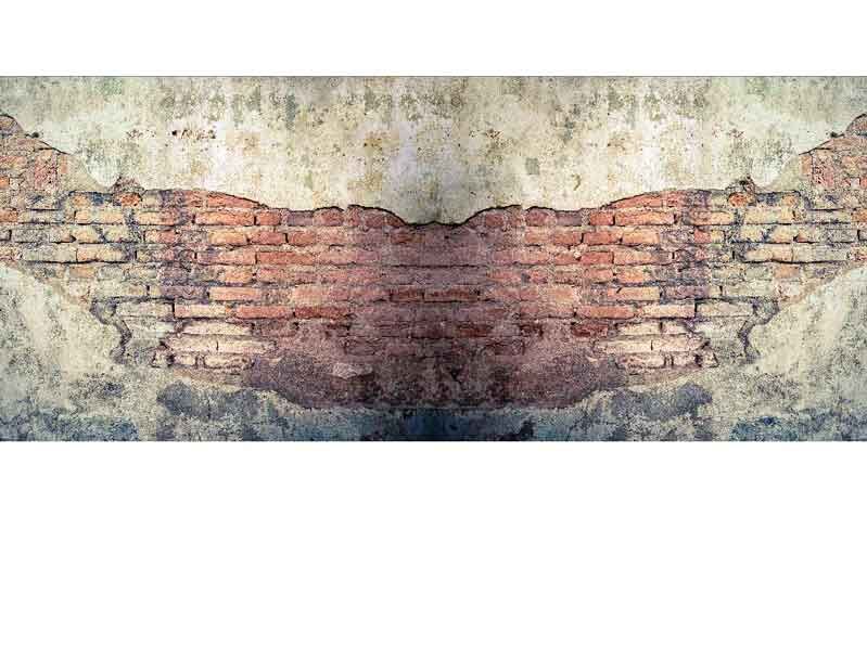 Eine alte Backsteinmauer mit sichtbaren Verwitterungsspuren