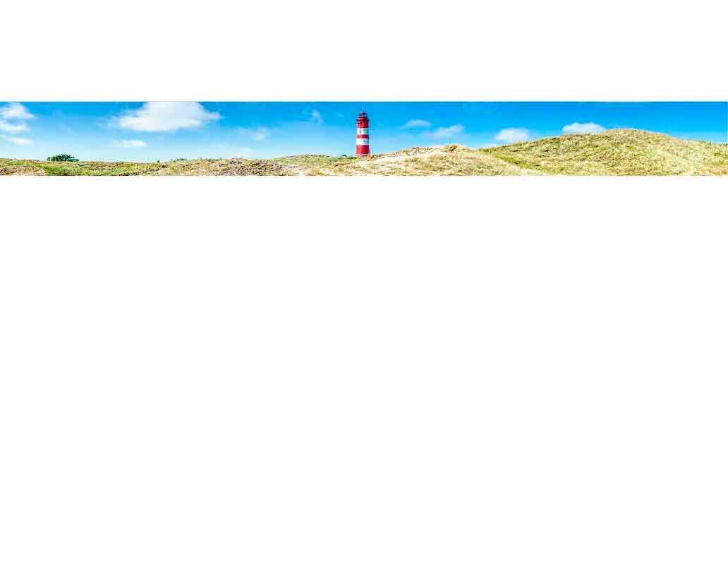 Roter und weißer Leuchtturm auf Dünen in einer Küstenlandschaft bei blauem Himmel