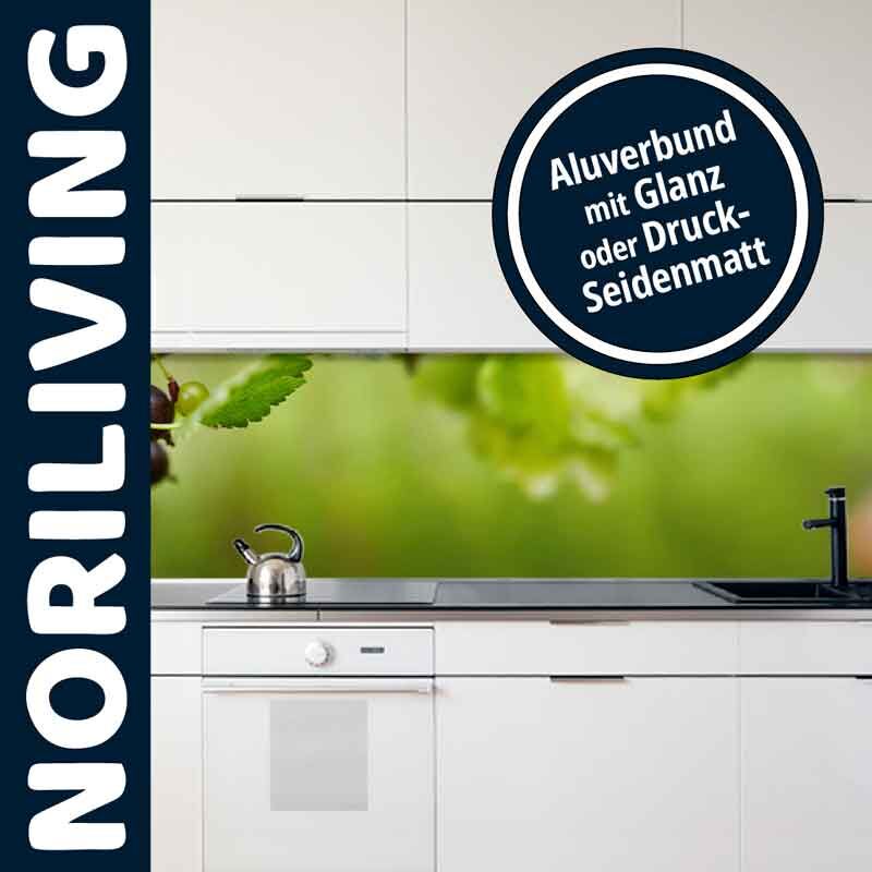 Küchenzeile mit weißem Design und grünem Aluverbund Spritzschutz, erhältlich in Glanz oder Druck-Seidenmatt von NORILIVING