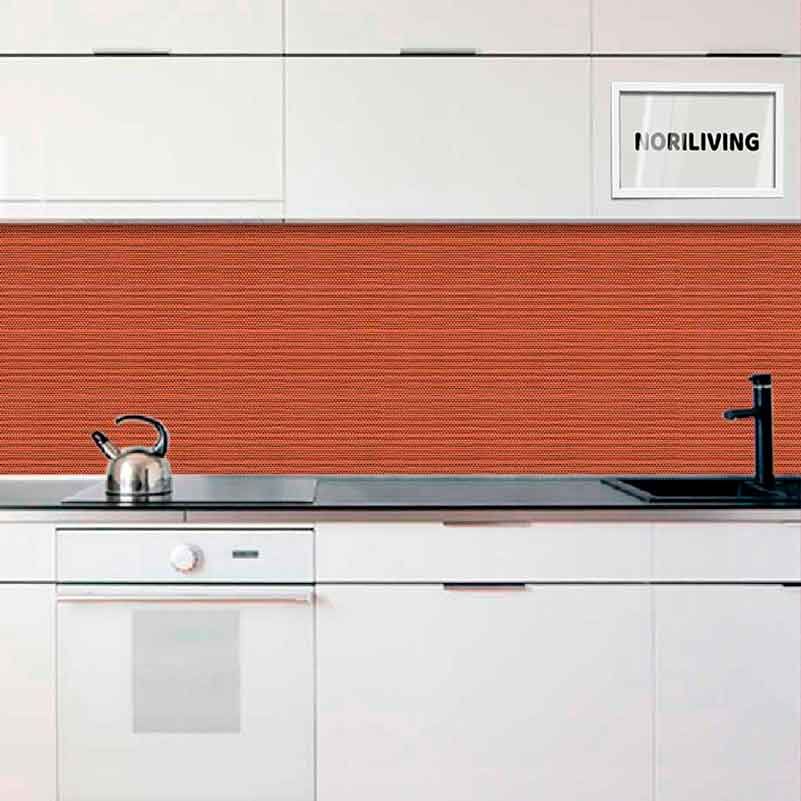 Weiße moderne Küche mit Edelstahlwasserkocher und orangefarbener Rückwand