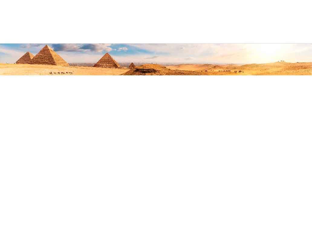 Weitläufiges Panorama der Pyramiden von Gizeh mit dem Wüstensand im Sonnenuntergang