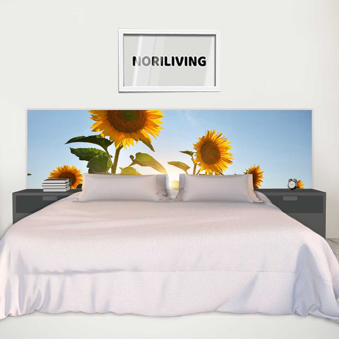 im Schlafzimmer eingebaute Bettrückwand mit Motiv Sonnenblumenfeld 192
