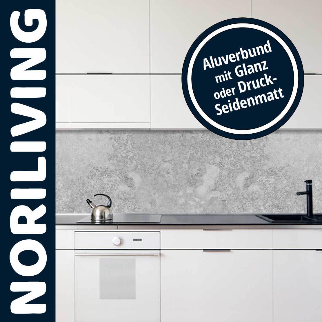 Weiße moderne Küche mit Aluverbund-Rückwand, erhältlich in Glanz oder Druck-Seidenmatt, von Noriliving