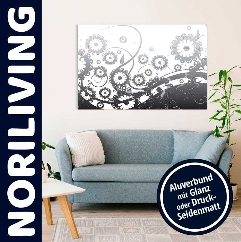 Modernes Wohnzimmer mit grauer Couch, Pflanzen und floralem Kunstwerk auf Aluverbundplatte im Hintergrund.