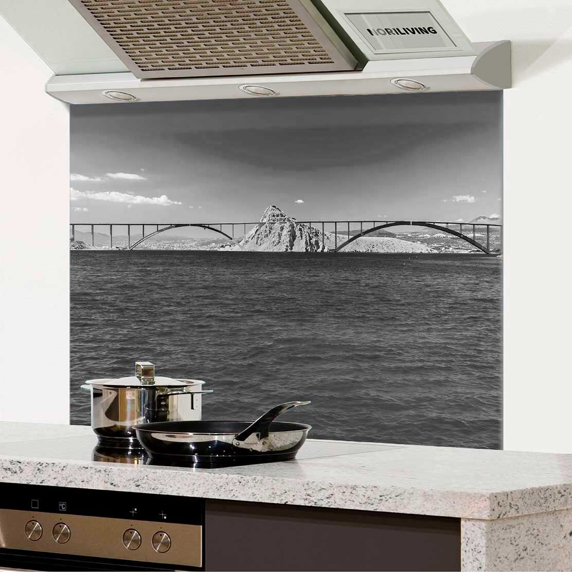 in der Küche eingebauter Spritzschutz Küche - Herd mit Motiv Blick auf die Krk-Brücke Kroatien 313 schwarz-weiß