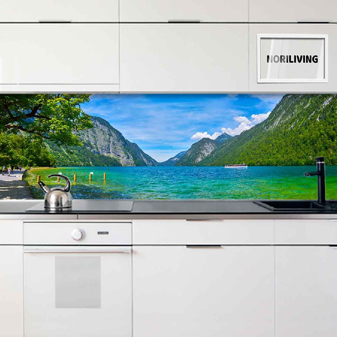 Moderne Küche mit Rückwand, die ein idyllisches Seepanorama mit Bergen und Bäumen zeigt