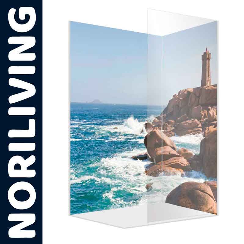 Duschwand mit einem Bild von einer felsigen Küste und blauem Meer, Noriliving-Logo sichtbar