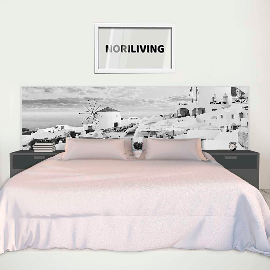 im Schlafzimmer eingebaute Bettrückwand mit Motiv Blauer Himmel Wolken und weißes Dorf 891 schwarz-weiß