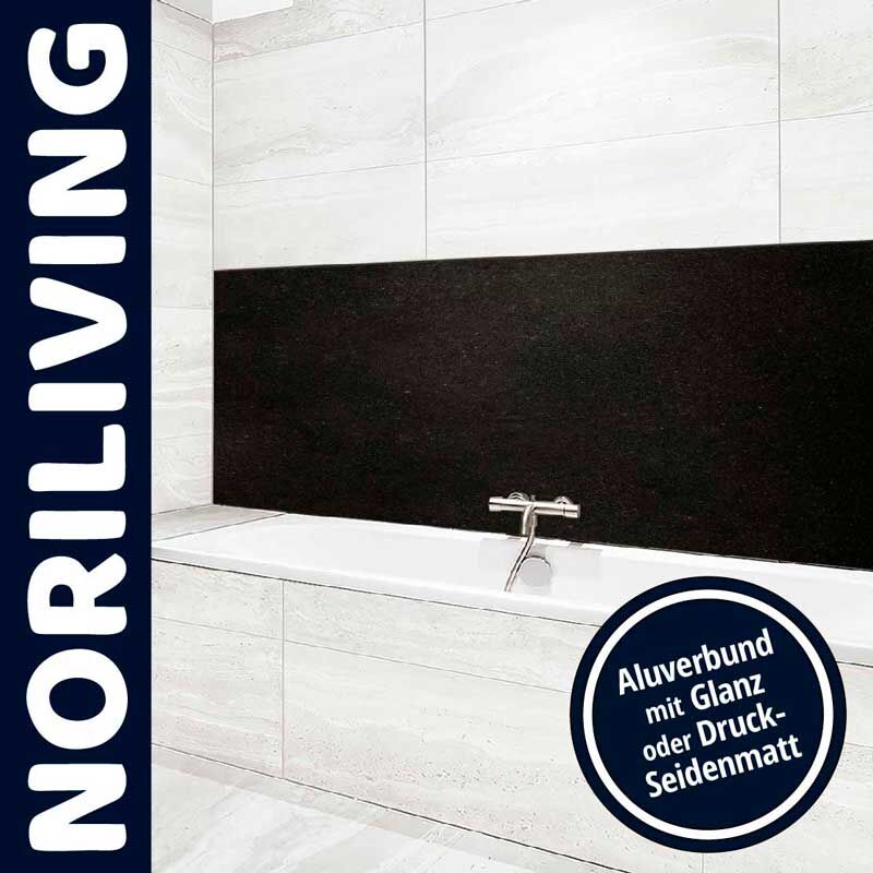 Elegante Badewanne mit schwarzem Aluverbund-Rückwandsystem, geeignet für stilvolles Badezimmerdesign
