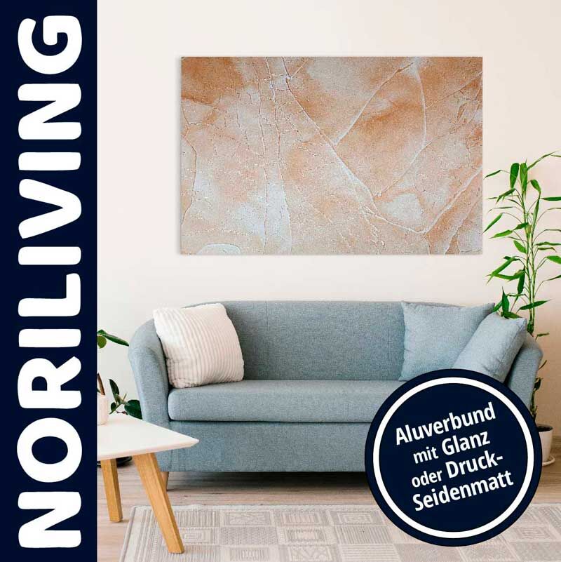 Gemütliches Wohnzimmer mit grauem Sofa, dekoriert mit einem Alubund-Wandbild in Erdtönen und Pflanzen