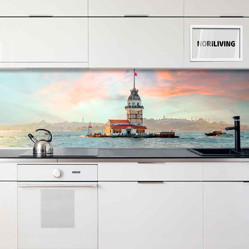 in der Küche eingebaute Küchenrückwand mit Motiv Jungfernturm im Wasser mit pinkem Himmel in Istanbul 422