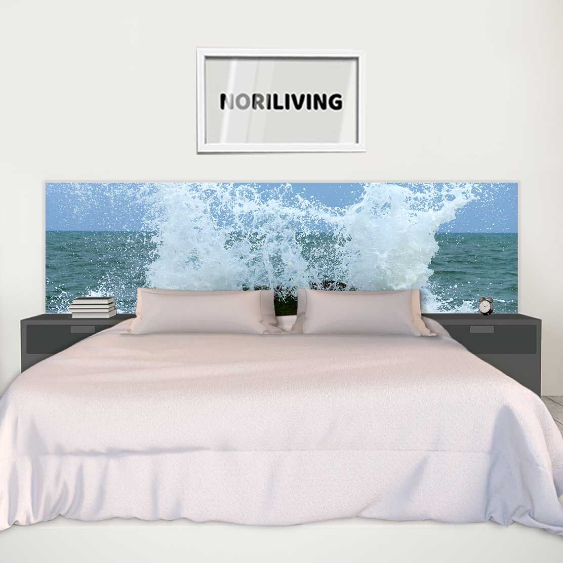 im Schlafzimmer eingebaute Bettrückwand mit Motiv Gischt am Felsen im Meer 613