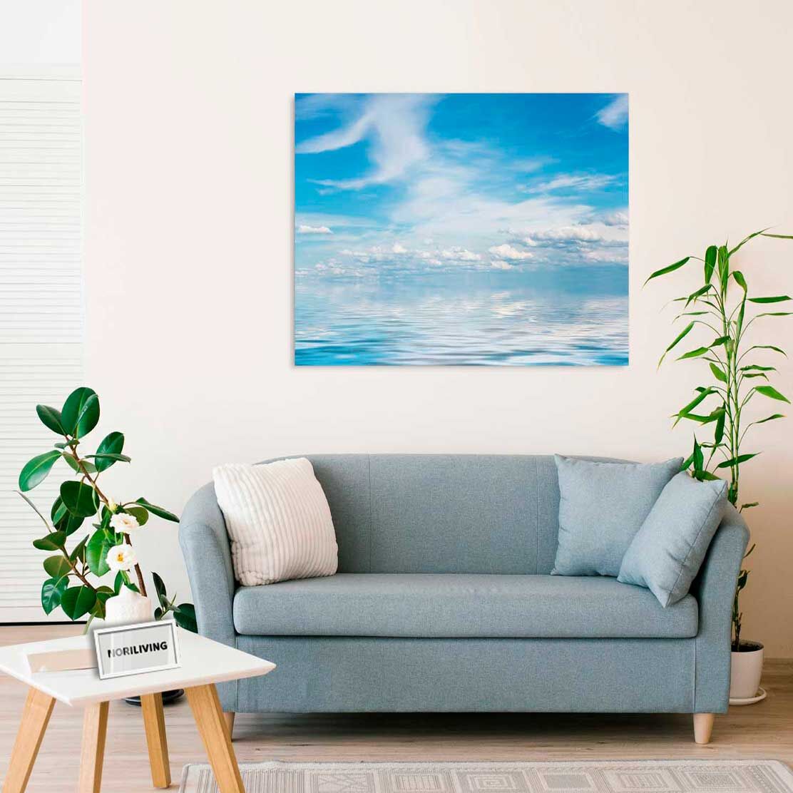 Wandbild über dem Sofa mit Motiv blauer Himmel mit weißen Wolken über Wasseroberfläche 838