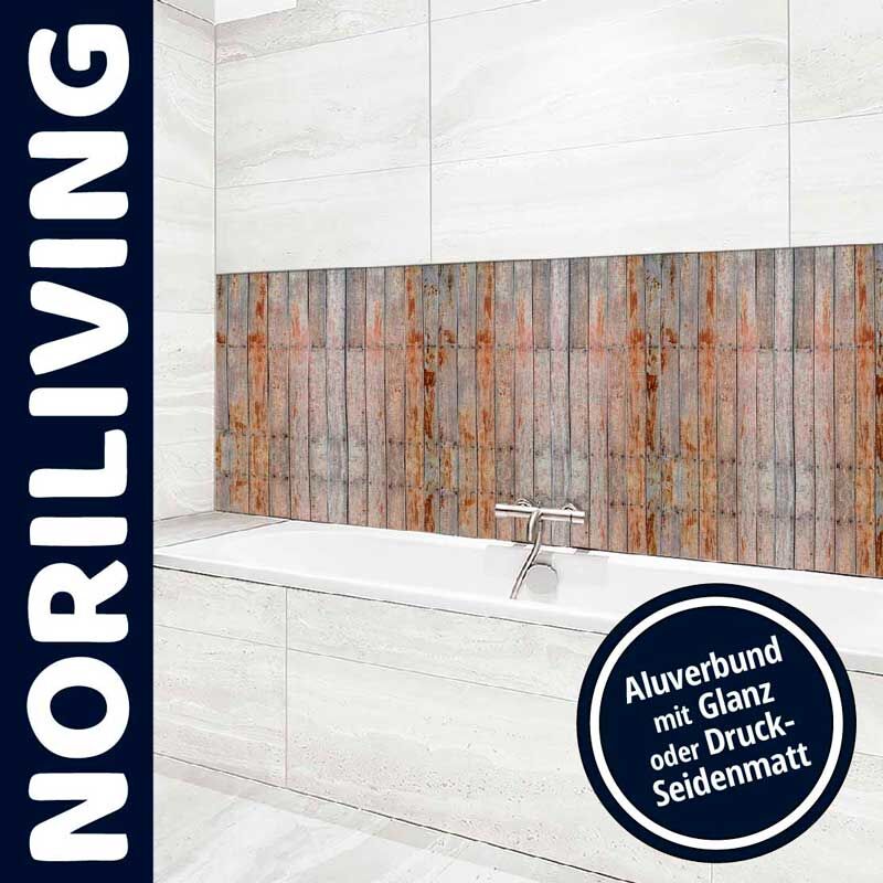 Moderne Badezimmergestaltung mit weißer Badewanne und Aluverbund-Rückwand in Rostoptik von Noriliving