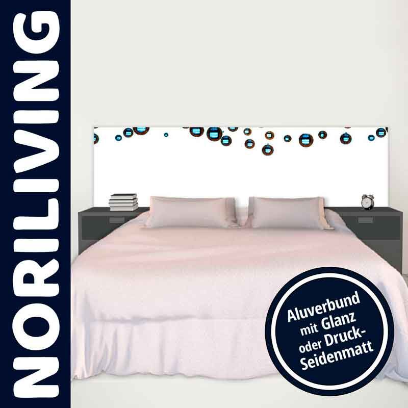 Weißes Bett mit minimalistischen schwarzen Nachttischen und dekorativem Kopfteil im Aluverbund inklusive Glanz- oder Druck-Seidenmatt-Option