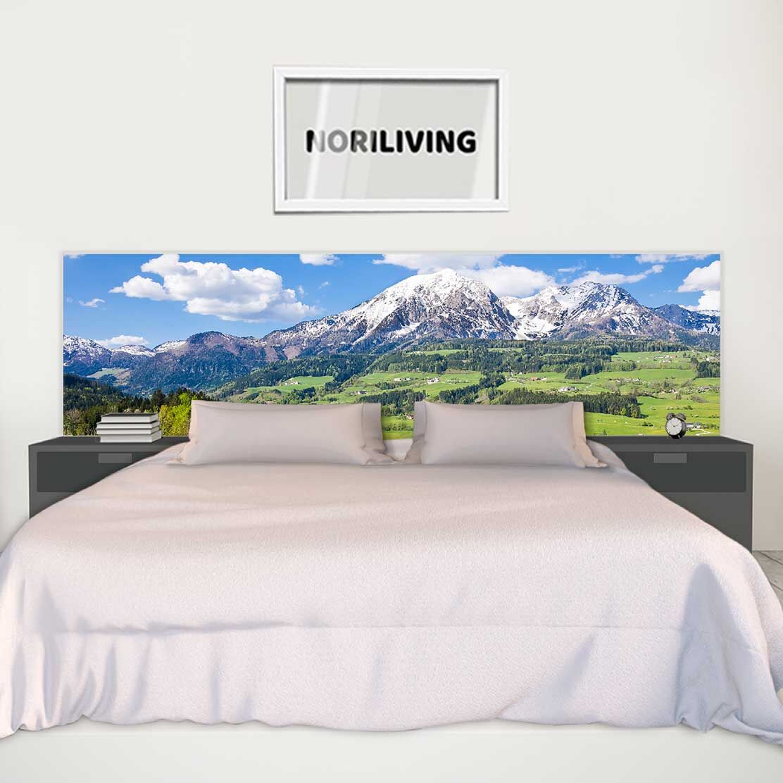 im Schlafzimmer eingebaute Bettrückwand mit Motiv Alpenlandschaft im Frühling 453