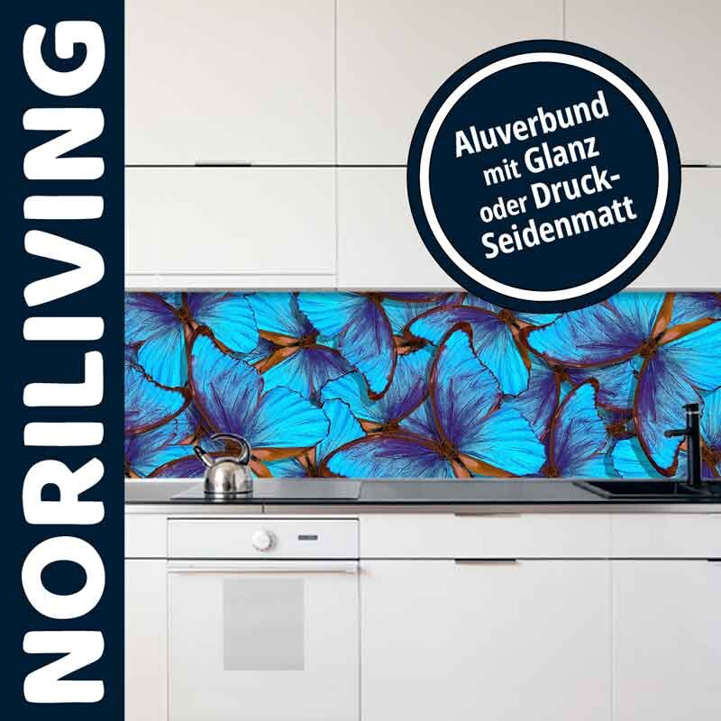 Moderne Küchenrückwand mit blauem Schmetterlingsmotiv, gefertigt aus Aluverbund mit Glanzoption