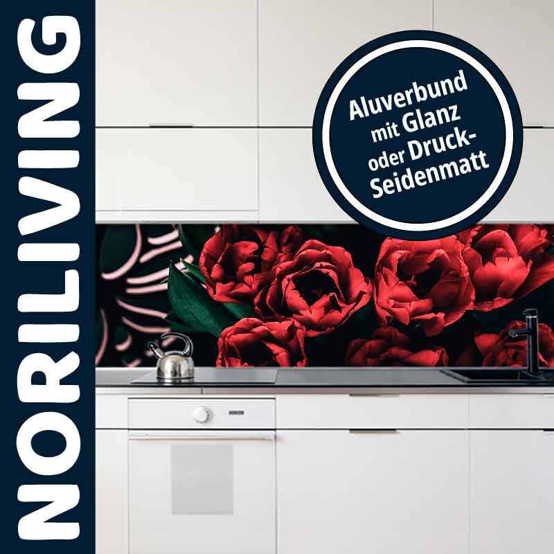 Weiße Küche mit dekorativer Rückwand aus Aluverbund, die rote Blumendesigns zeigt, Noriliving