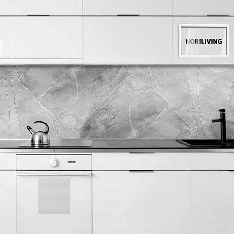 Elegante weiße Küchenschränke mit integriertem grauem Spritzschutz und Wasserkocher