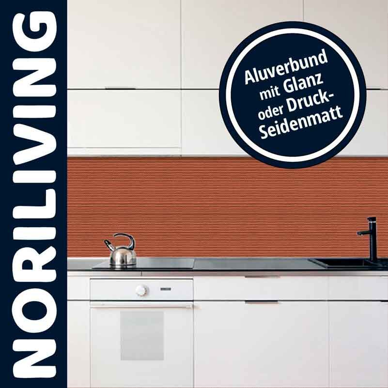 Weiße Küche mit Kupferfarbigem Aluverbund-Element über der Arbeitsplatte, Teekanne auf Herd