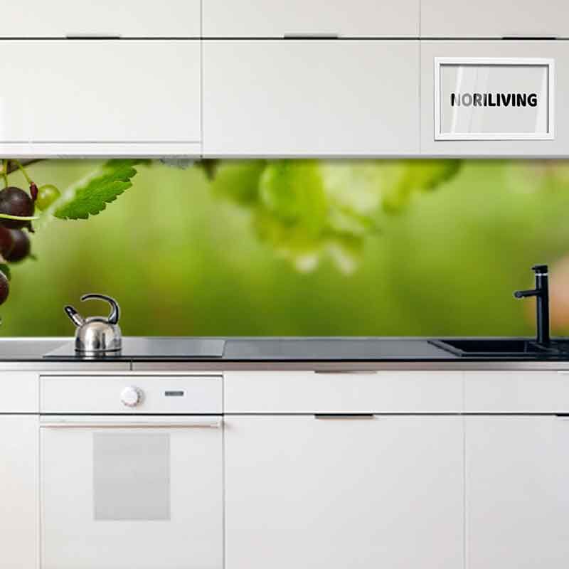 Weiße Küchenschränke mit grünem Spritzschutz und Beerenmotiv