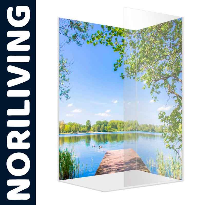 Glas-Duschabtrennung mit Bild von einem ruhigen See und hölzernem Steg, umrahmt von grünen Bäumen
