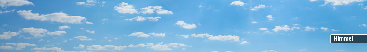 Blauer Himmel mit weißen Wolken Ein klarer, blauer Himmel mit vereinzelten weißen Wolken