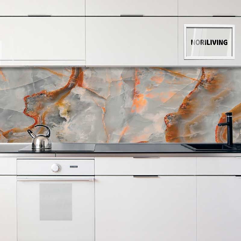 in der Küche eingebaute Küchenrückwand mit Motiv Marmor hellgrau mit orangen Einschlüssen 031