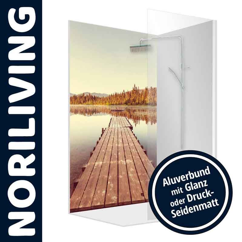 Duschwand von Noriliving mit Holzsteg und See als Motiv, Aluverbund mit Glanz oder Druck-Seidenmatt