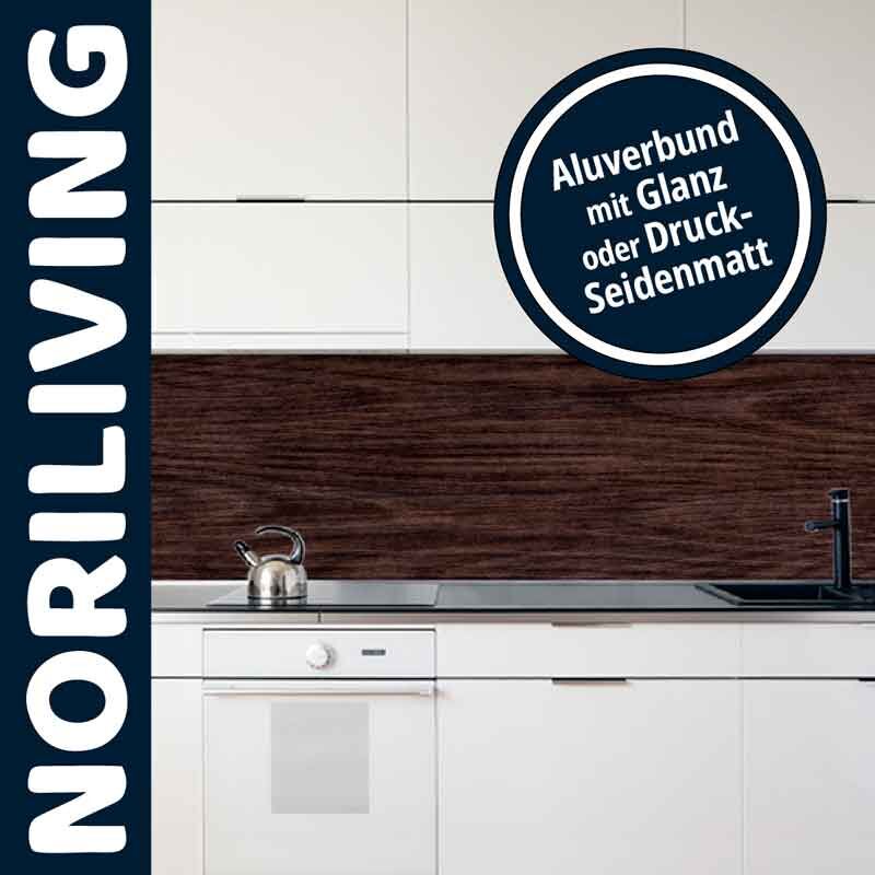 Weiße Küche mit dunkler Aluverbundrückwand und Edelstahlwasserkocher