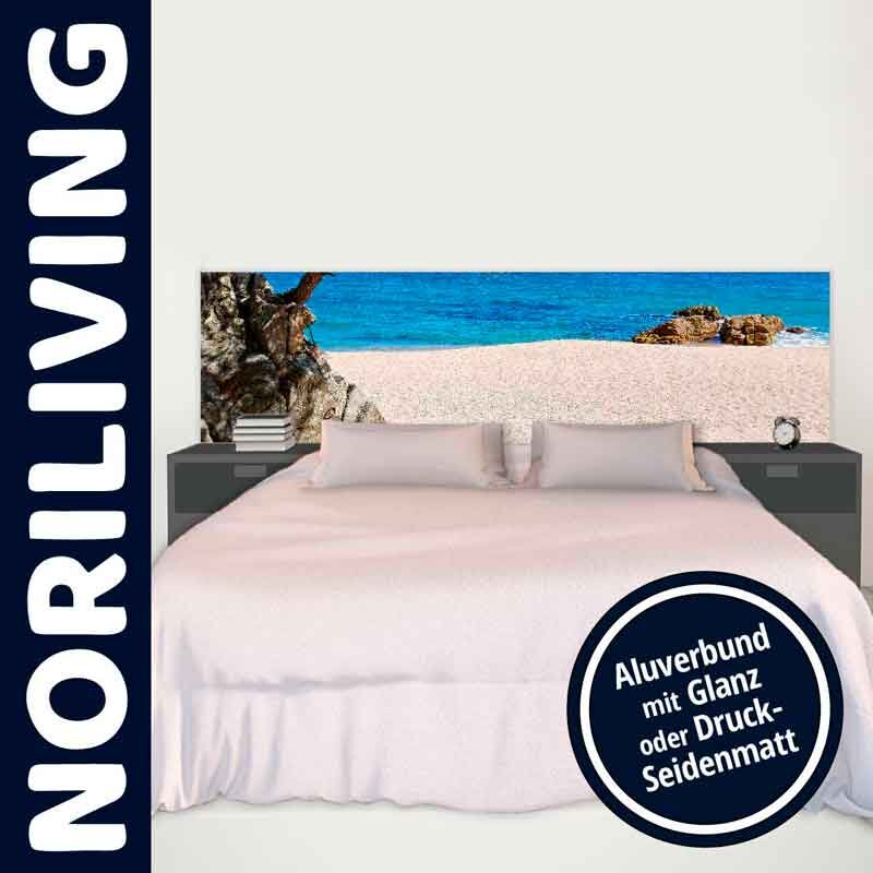 Bett mit modernem Kopfteil, das ein Strandbild zeigt, und Nachttischen. Wandbild von NORILIVING im Aluverbund.